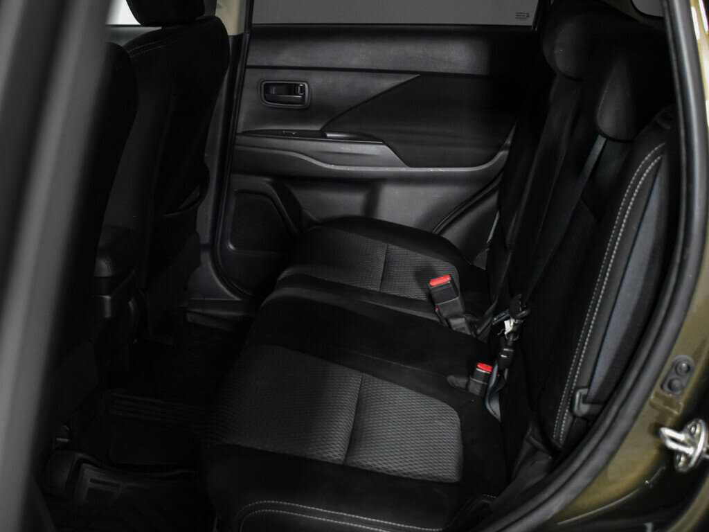 Б/У Митсубиши Оутлэндер 2017 года. Фото: #11