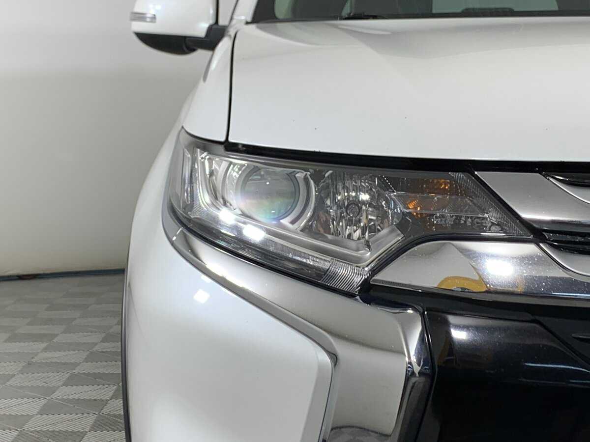 Б/У Митсубиши Оутлэндер 2016 года. Фото: #9