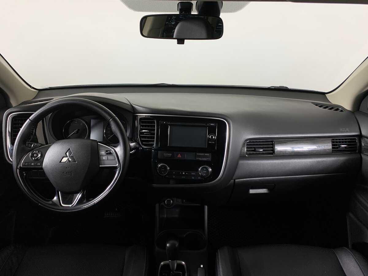 Б/У Митсубиши Оутлэндер 2016 года. Фото: #12