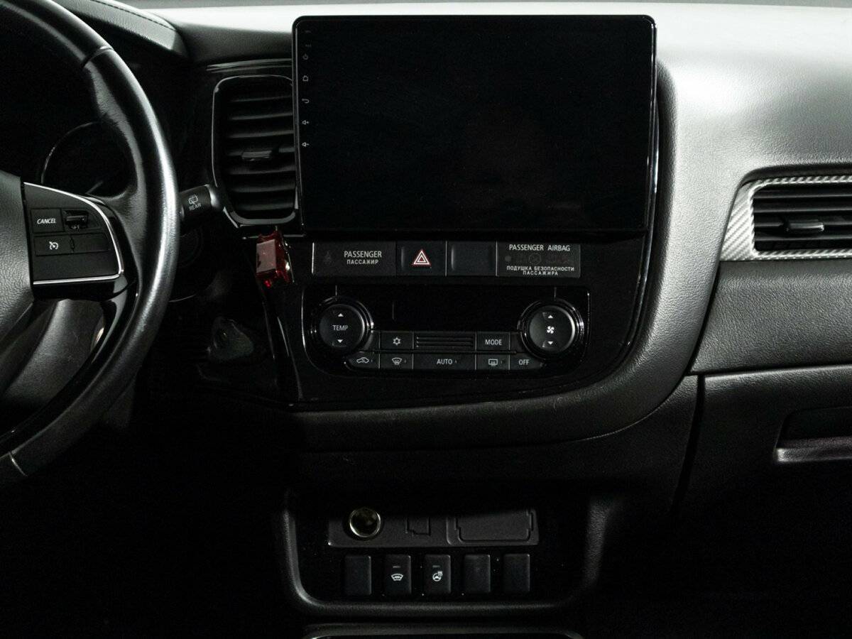 Б/У Митсубиши Оутлэндер 2017 года. Фото: #13