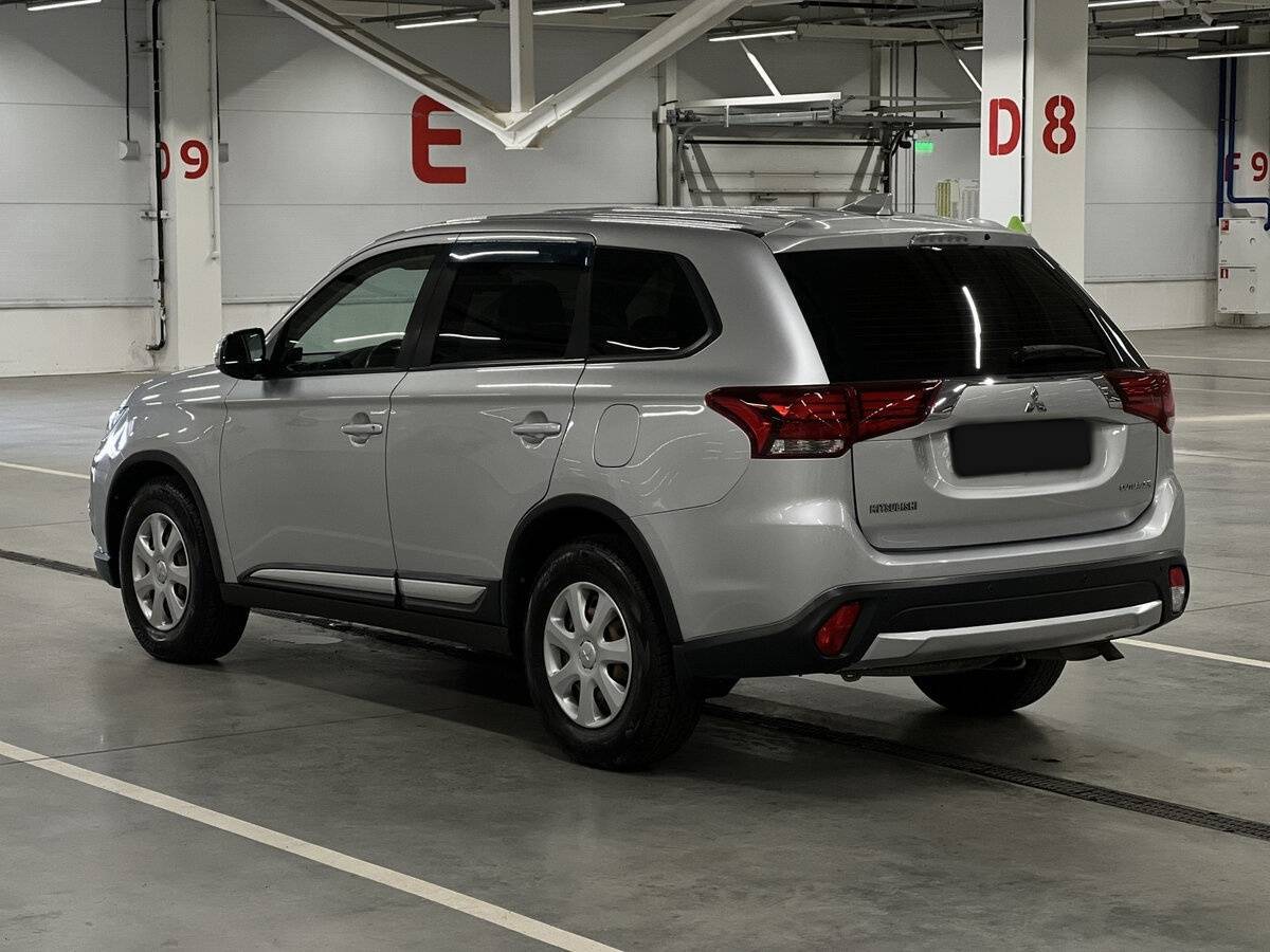 Б/У Митсубиши Оутлэндер 2017 года. Фото: #6