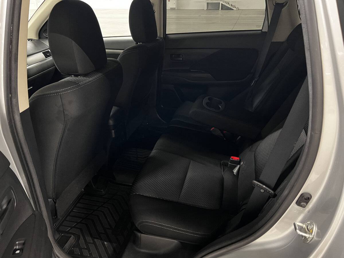 Б/У Митсубиши Оутлэндер 2017 года. Фото: #11