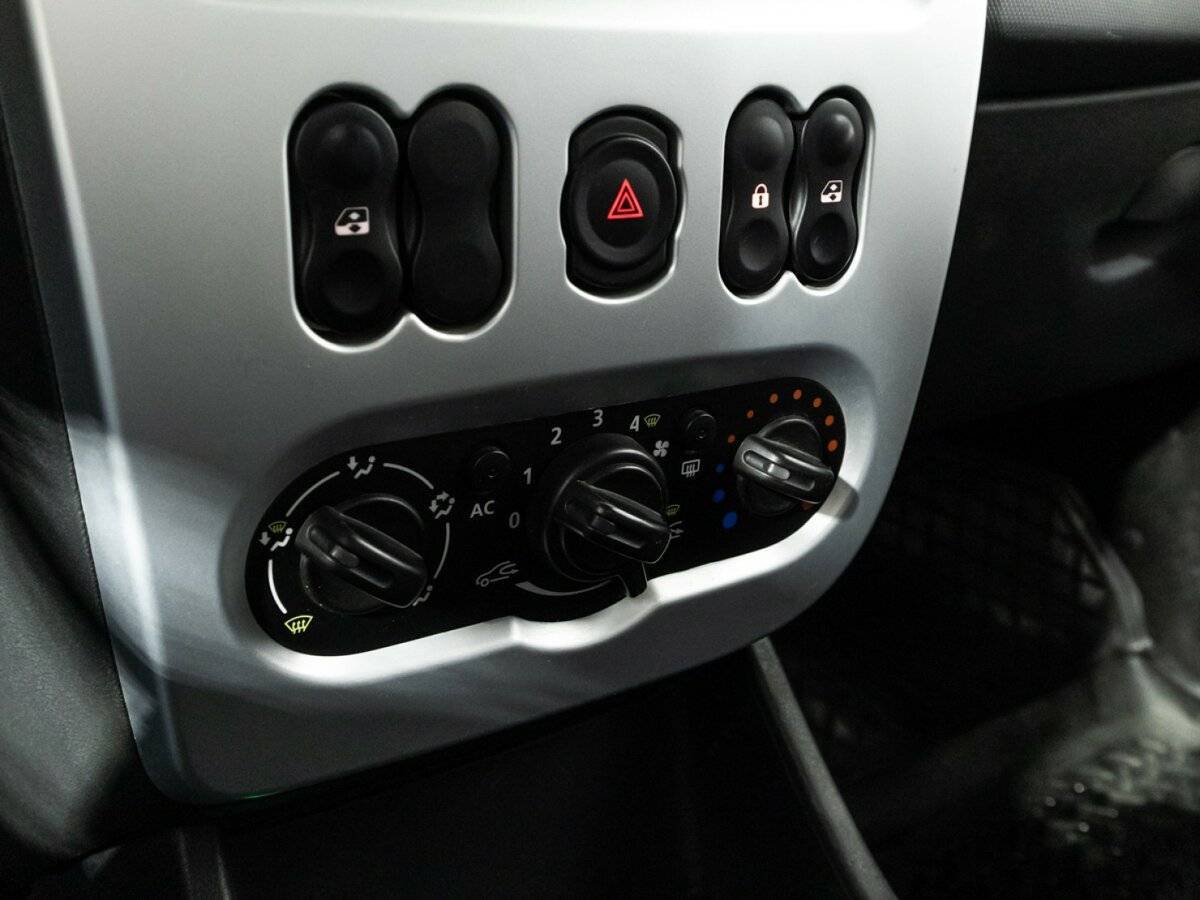 Б/У Рено Логан 2012 года. Фото: #14