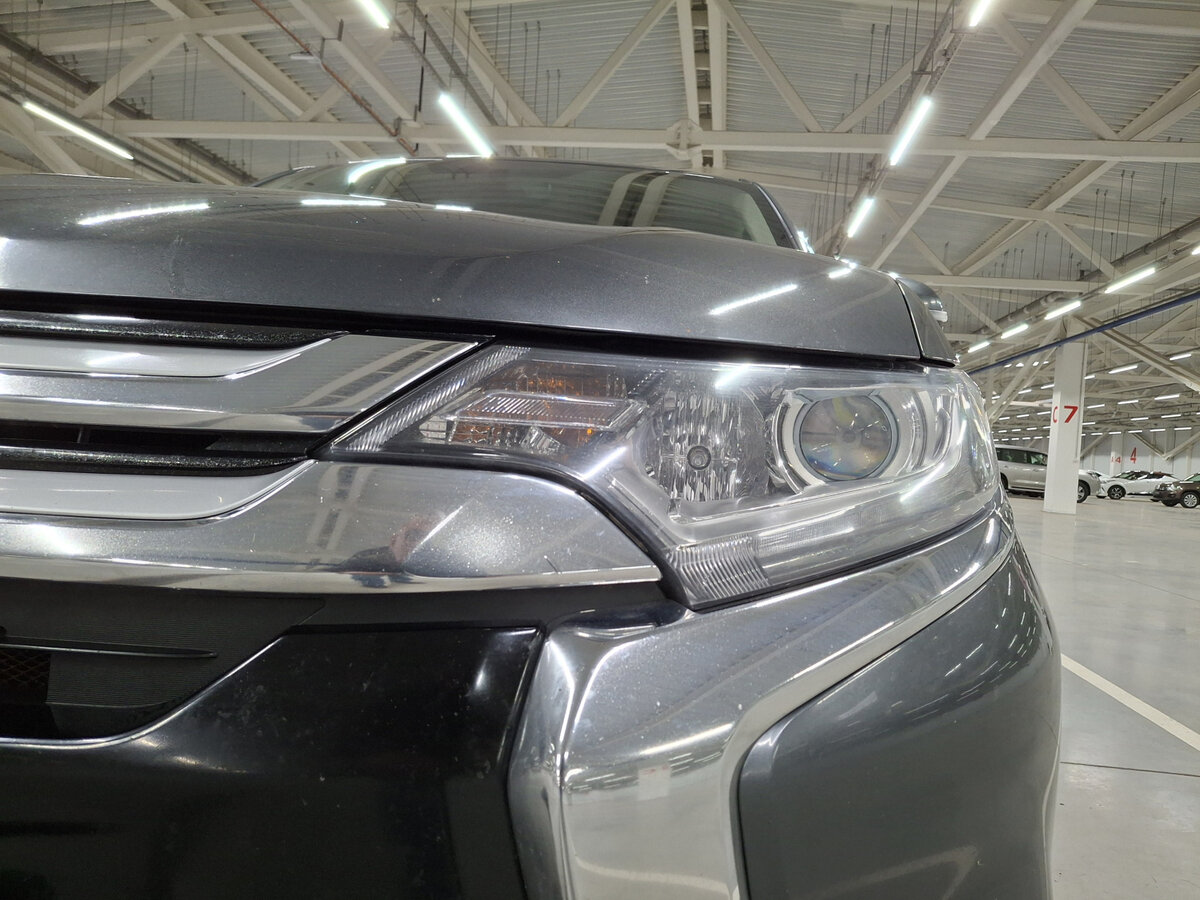 Б/У Митсубиши Оутлэндер 2015 года. Фото: #16