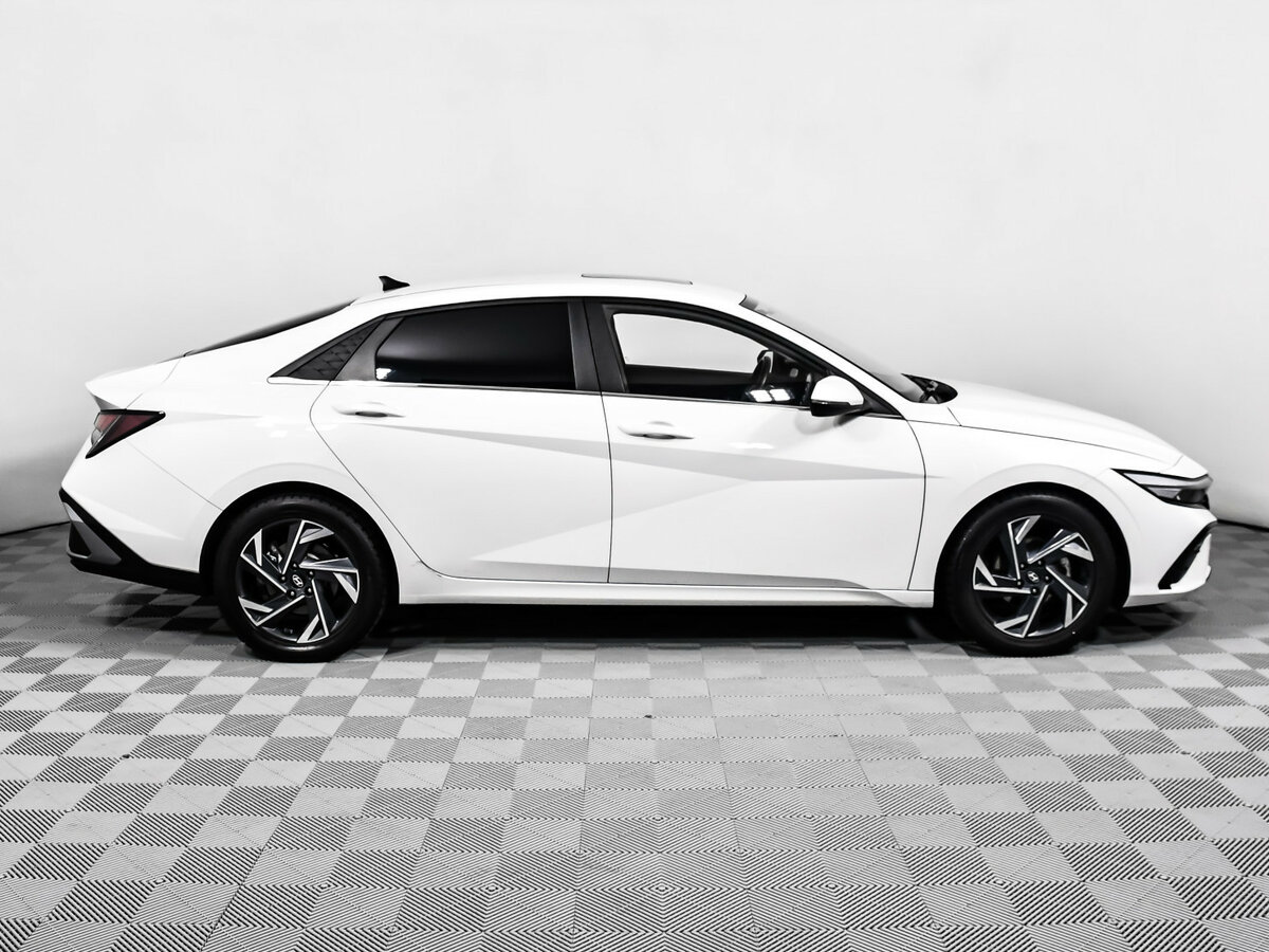 Hyundai Elantra 2023 года с пробегом. Фото: #3