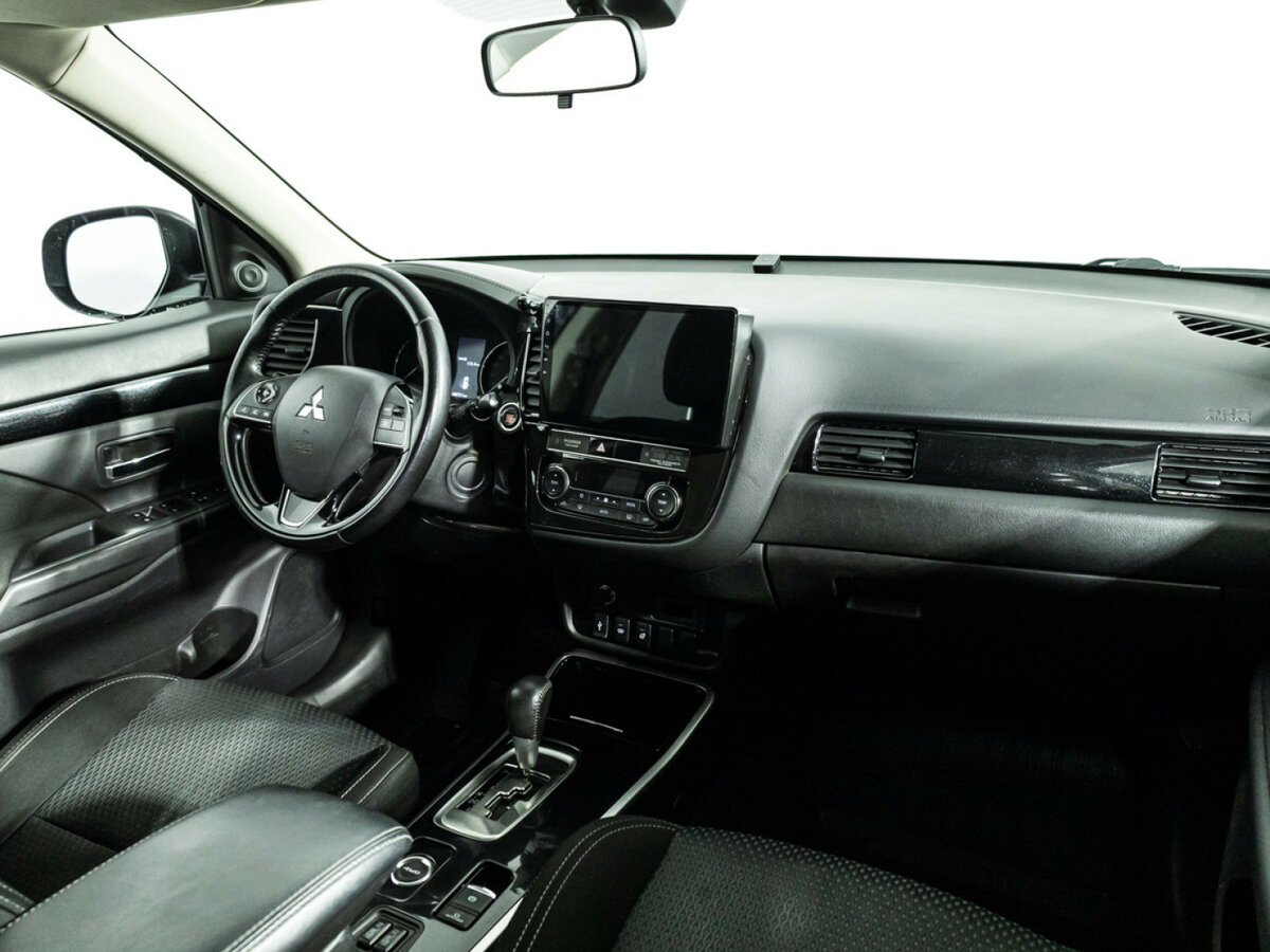 Б/У Митсубиши Оутлэндер 2018 года. Фото: #8