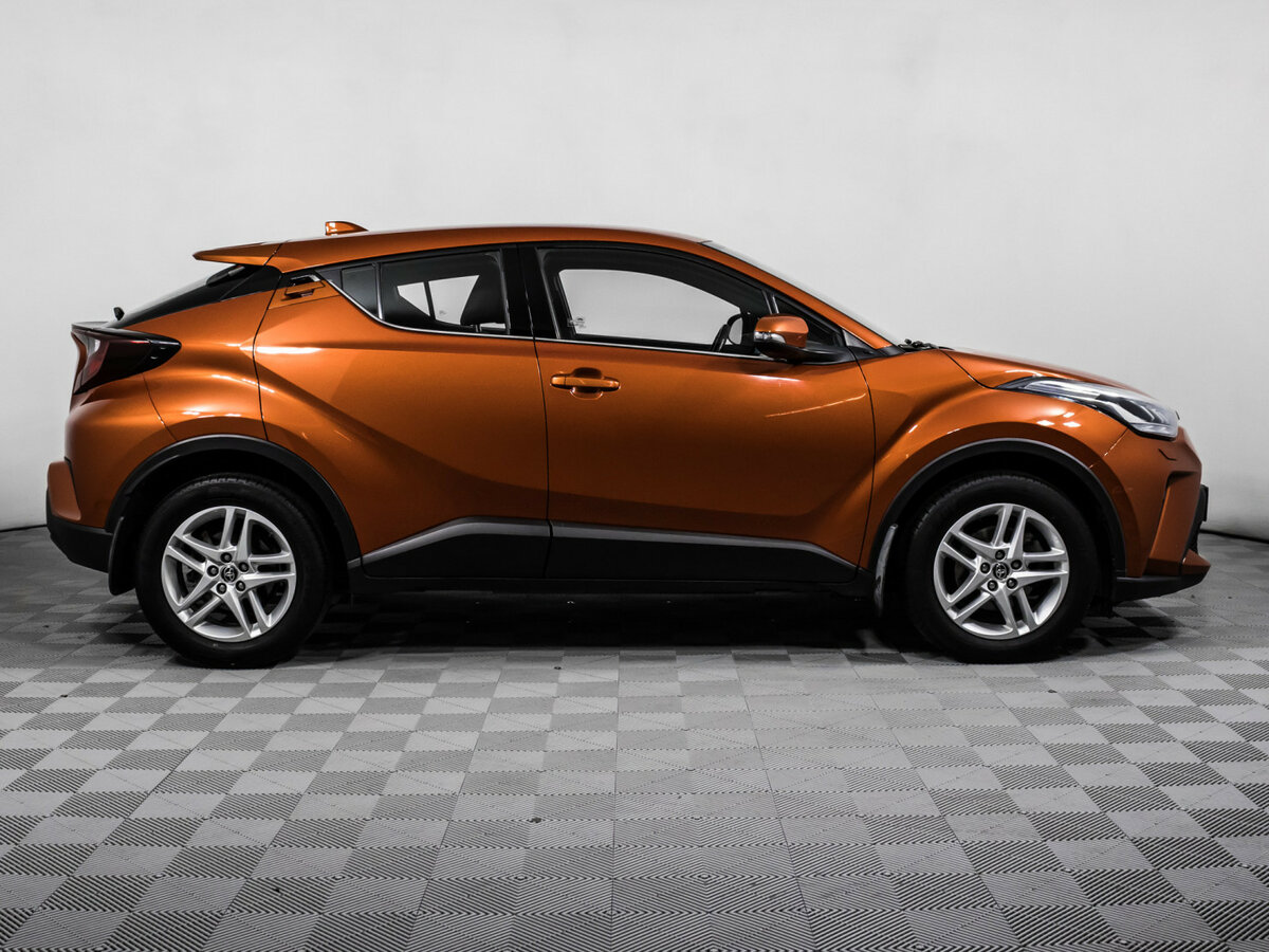 Toyota C-HR 2019 года с пробегом. Фото: #3