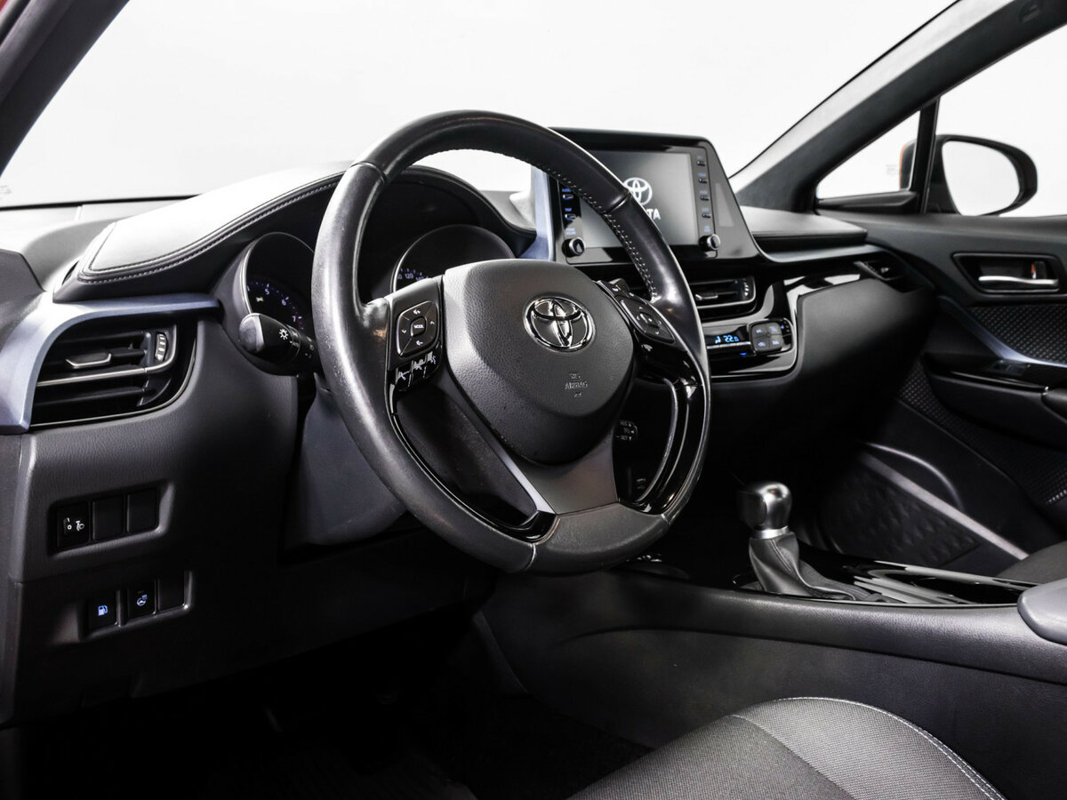 Toyota C-HR 2019 года с пробегом. Фото: #11
