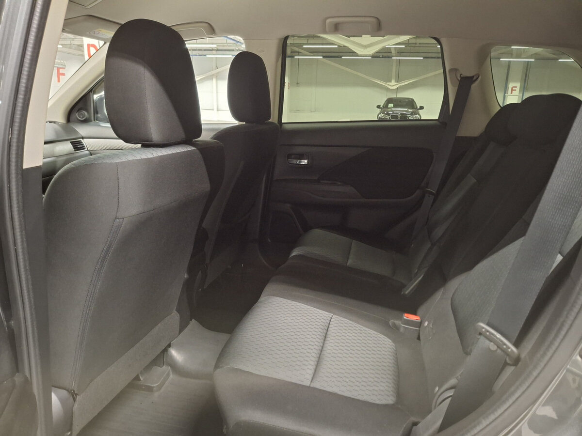 Б/У Митсубиши Оутлэндер 2015 года. Фото: #10