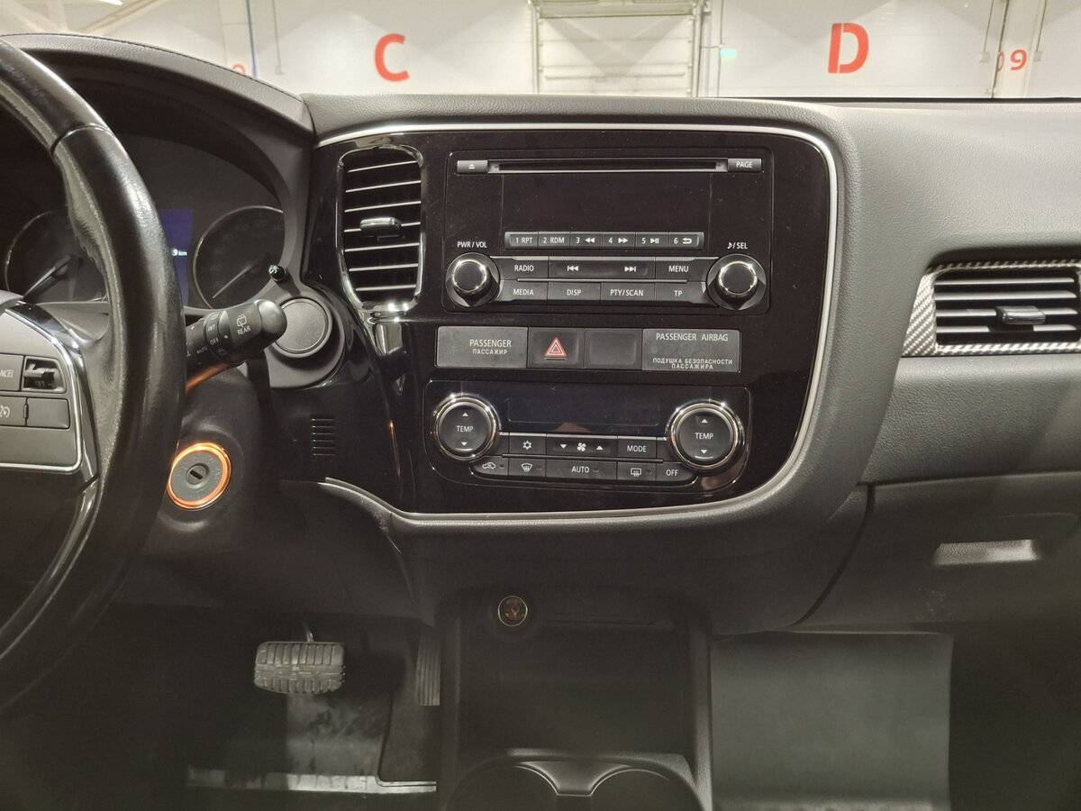 Б/У Митсубиши Оутлэндер 2015 года. Фото: #13