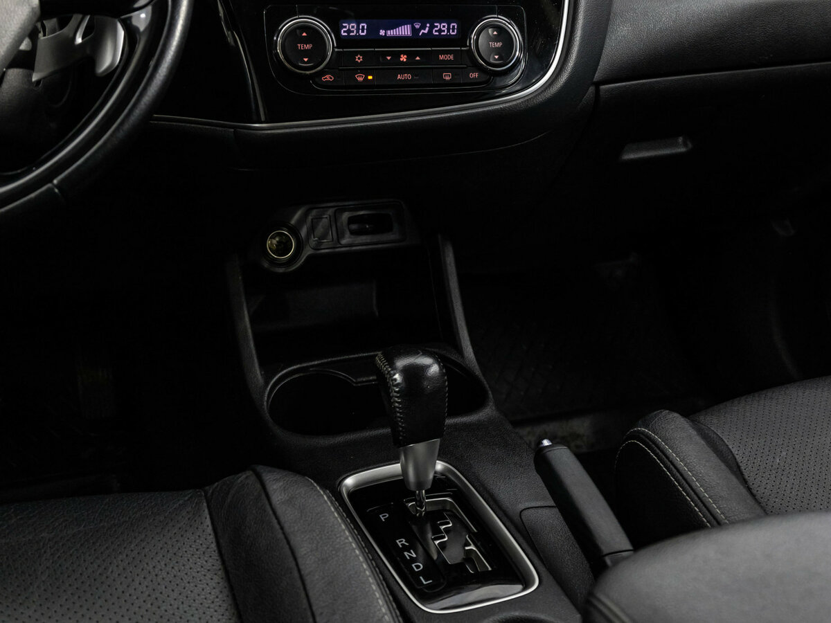 Б/У Митсубиши Оутлэндер 2016 года. Фото: #9